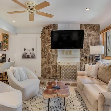 Laurelwood Condominiums Studio Premier Unit 304